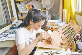 曲靖罗平聋哑女孩王如萍：在皮革上“雕刻”梦想图片