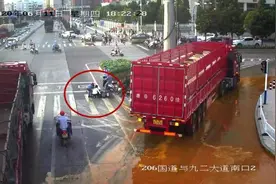 载聚合氧化铝货车十字路口泄露 江西会昌交警紧急处置图片