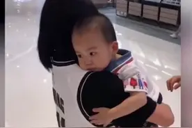 萌娃商场认错妈妈抱着不撒手，亲妈出现后萌娃一脸懵图片