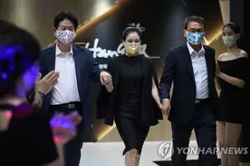 韩国举办时装秀 戴“镶钻”口罩赚足回头率「组图」图片