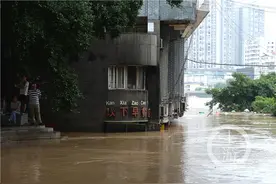 200余人投入抢险，綦江滨江路500余家商户安全撤离图片