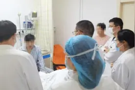 33岁男子口腔溃疡近一年，跑8家医院最终确诊为致命罕见病图片