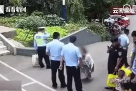 “是你！”女子当街向两男子下跪，原来是为了3年前……图片