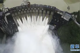 湖南凤滩水库泄洪图片