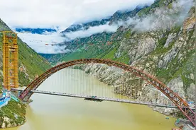 大桥飞架 跨山越海图片