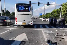 大巴珠海大道送员工遭吊车猛撞！老司机右脚一松救了一车人命图片