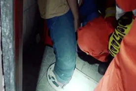 虐心！环江一女生脚被卡便池，幸亏他们及时赶来图片