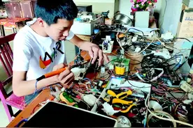 处境困顿却不放弃希望，垃圾堆里捡来零件做出小发明拿回省市大奖 16岁农家娃“组装”出不废弃的人生图片