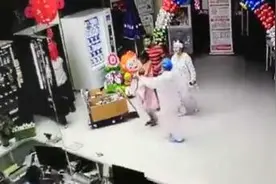 婴儿被呛窒息 90后护士咽下其呼吸道吸出物图片