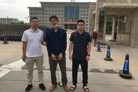 开女同事玩笑，竟引发一场血案！台州男子逃亡28年后，见到这幕痛哭图片