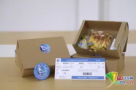 高校航空学院为毕业生发“飞机餐礼盒”，包含小零食和毕业机票图片