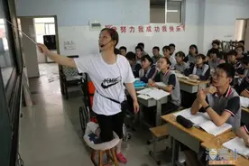 骨折出院第二天走上讲台 滨州教师王楠单腿跪凳子为学生上课 我的学生马上中考 不能耽误他们图片