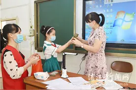 加强亲子互动 包粽子献恩师图片