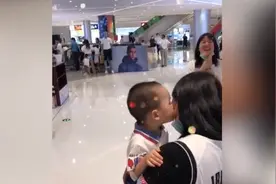 男生脸盲？小旺仔抱别人妈不松手还亲，父亲错认别人家闺女还抓辫子图片