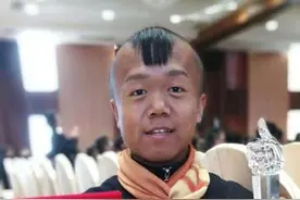 「龙江好网民」“小巧”男子汉快手直播，用歌声温暖世界图片