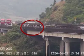 这是拿命开玩笑啊！车子坏了，一车人排着队横穿高速图片