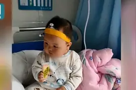 妈妈带娃住院把娃放床上去洗漱，回来看到暖心一幕，小宝宝都笑了图片