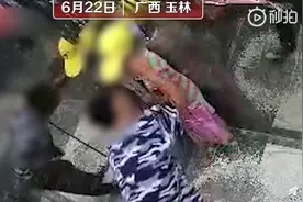 可恶！网曝男子电梯里接连猥亵两女童，摸脸拍屁股还掀起裙子图片