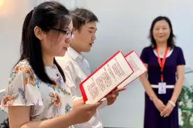 疫后80后成离婚主力？上海婚姻登记中心请抗疫英雄证婚，鼓励新人且行且珍惜图片