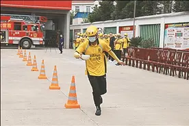 爬楼梯、找地图、端水绕桩，谁更厉害？消防小哥和外卖小哥技能趣PK图片