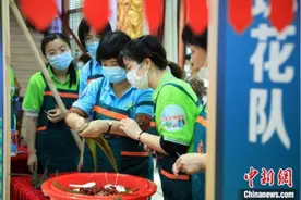 沪台一家亲 两岸姐妹在上海携手包粽迎端午图片