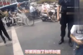 “不哭不哭”萌娃走失被找回反安慰妈妈，网友：画风有点不一样图片