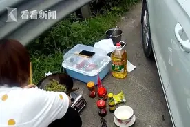 拉煤气罐自驾去西藏？夫妻俩高速上停车做饭 交警劝阻还顶嘴图片