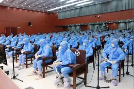 56人涉黑团伙穿隔离服受审！涉杀人放火、非法拘禁、敲诈勒索等罪名图片