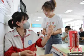 呼和浩特一中学为高三学生准备礼物 祝愿高考高“粽”图片