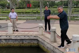 滨州一64岁老人跳水救人 英雄就在身边 救人者平时就是热心肠 人得救了他已精疲力尽图片