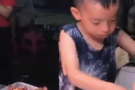 帮妈妈卖卤菜的6岁男孩火了！网友：是我儿子该多好图片