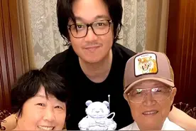 潘粤明的爸爸凌晨发病，妈妈扎针救人，对还是错？图片