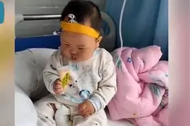 妈妈独自带娃住院，隔壁病床母子主动帮忙哄娃，小宝贝笑得太甜了图片