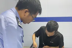 牌桌上“出老千”诈赌
不但因赌被处罚，还要被追究骗人的责任图片