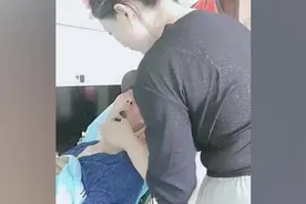 女儿照顾植物人父亲15年：想听他喊我乳名视频封面