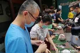 趵突泉景区包粽子比赛，“战疫最美家庭”同台竞技图片