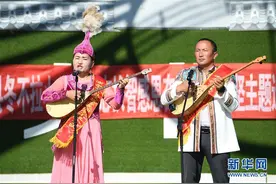 新疆布尔津：冬不拉小分队受群众欢迎图片