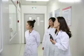 奥运冠军何可欣带网友“云参观”USANA葆婴图片