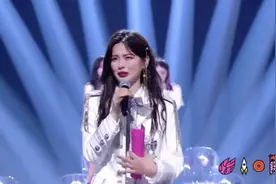 杨超越痛哭称“老天也会宠幸笨小孩”，孟美岐发文告别火箭少女图片