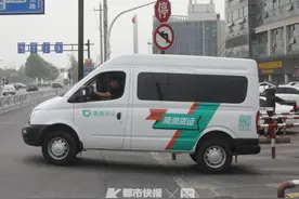 身穿统一的绿马甲！滴滴货运小哥上线首日即爆单图片