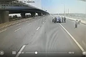 大爷骑三轮送水 水桶滚落满街 过路好心人1分钟内收拾归位图片