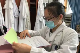感动！75岁老伯昏厥路边，素不相识95后女孩人工呼吸图片
