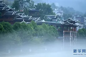 湖北恩施：亭台楼阁烟雨中图片