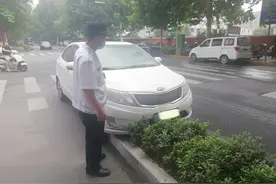 玻璃“镀膜”太深！司机“骑”上绿化带图片