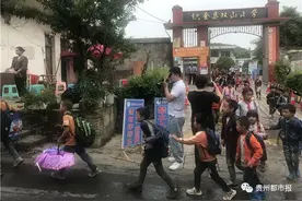 两年护学路走出5000里！90后班主任，圈了不少“学生粉”图片