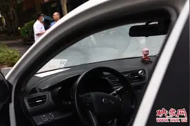 挡风玻璃溅满粉尘变“磨砂”玻璃 男子驾车“骑”上绿化带图片