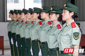 “军营木兰班”参加武警长沙支队队列会操 女“纠察”首次亮相图片