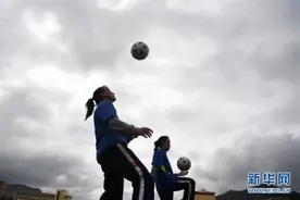 踢球吧！草原女孩「组图」图片