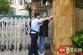 有人闯进校园了？原来是警方举行反恐演练活动图片
