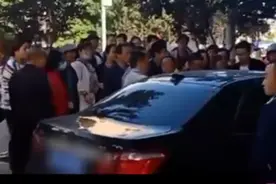 甘肃警方辟谣：人贩子校门口抢孩子系家长抱错娃图片